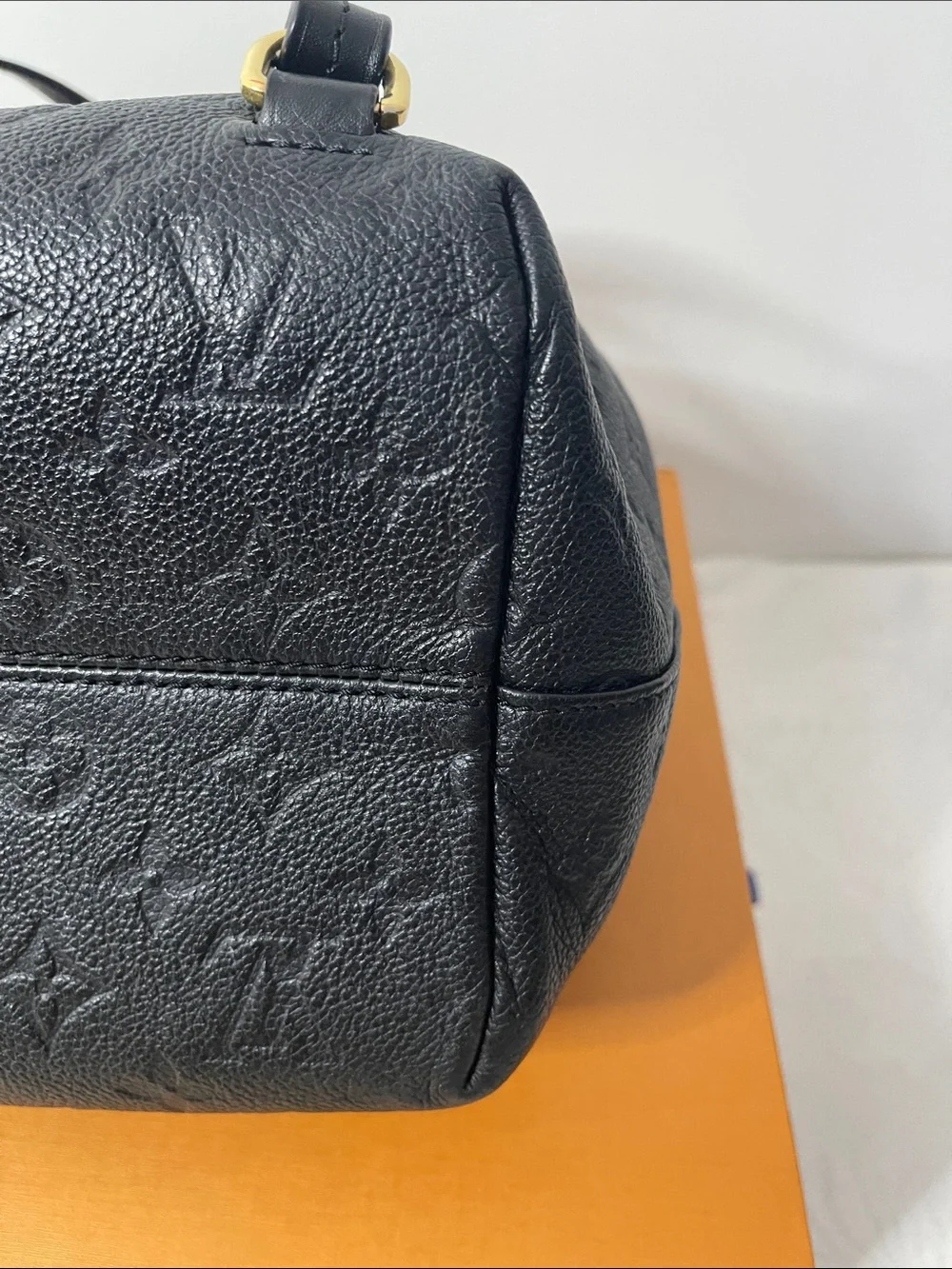 Louis Vuitton material empreinte